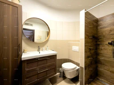 Salle de bain; lumière naturelle, parquet