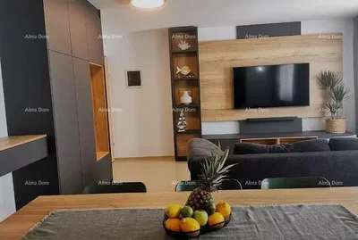 Salón; estilo moderno, vigas de madera, luz natural, suelo de baldosas