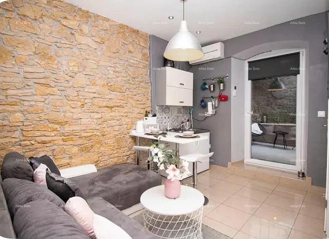 Salon; carrelage, lumière naturelle, style moderne