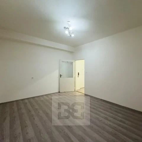 Друго; дървен под, естествена светлина