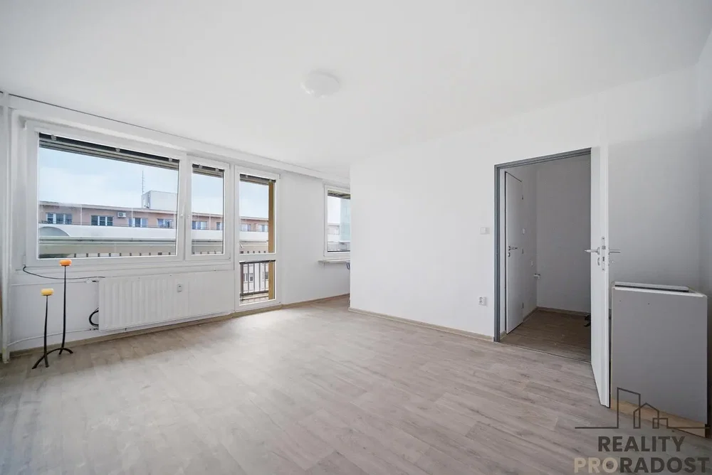 Woonkamer; natuurlijk licht, houten vloer