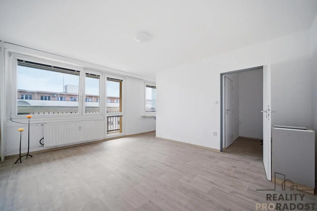 Woonkamer; natuurlijk licht, houten vloer