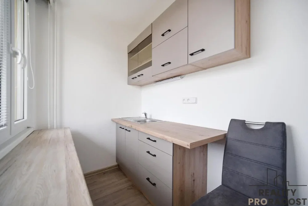 Keuken; keukenapparatuur, houten vloer, natuurlijk licht, moderne stijl