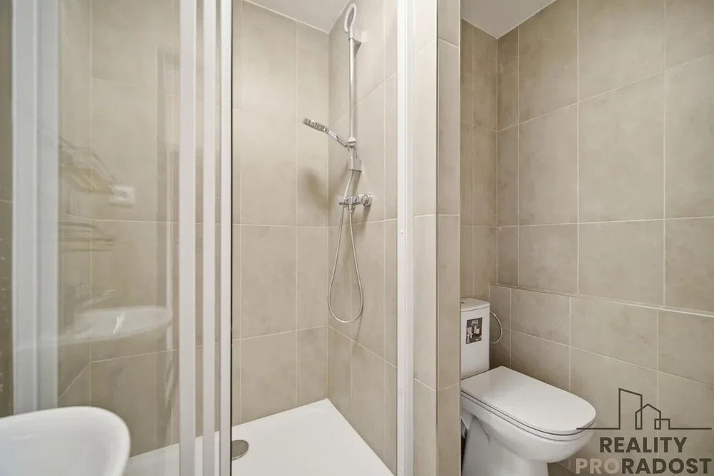 Toilet; tegelvloer, natuurlijk licht