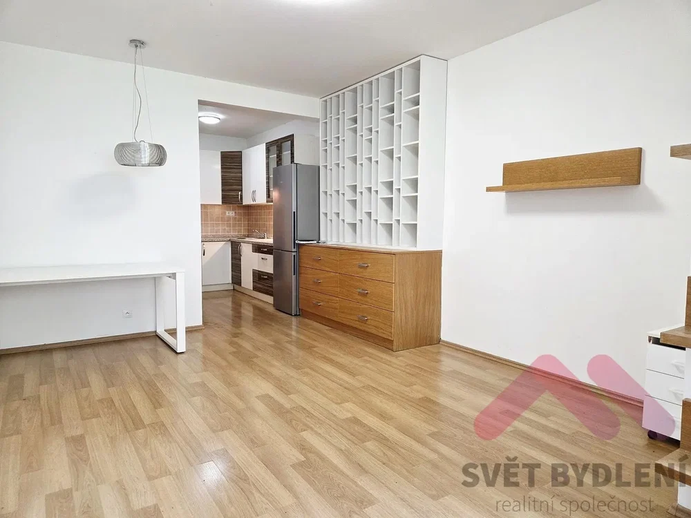 Salon; parquet, lumière naturelle, électroménager