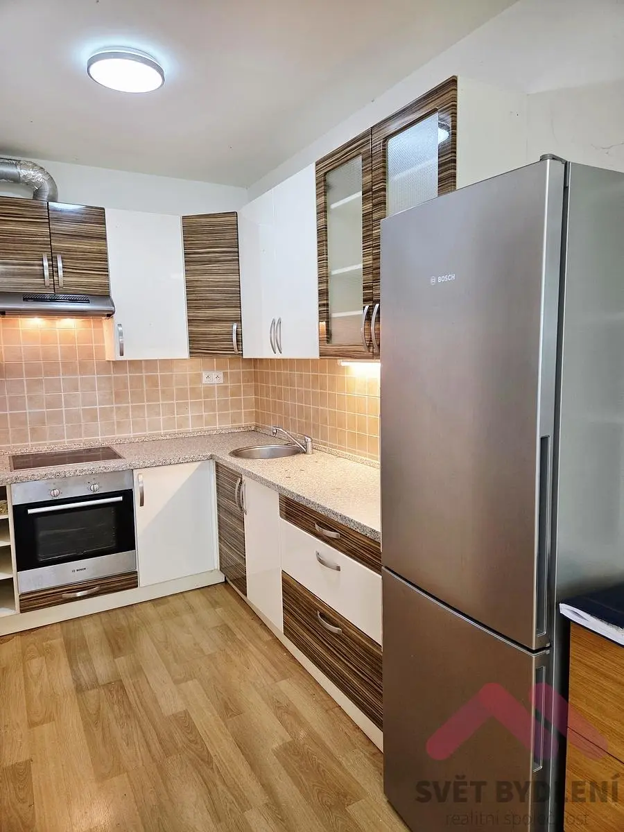 Cuisine; électroménager, carrelage, parquet, rénové, lumière naturelle