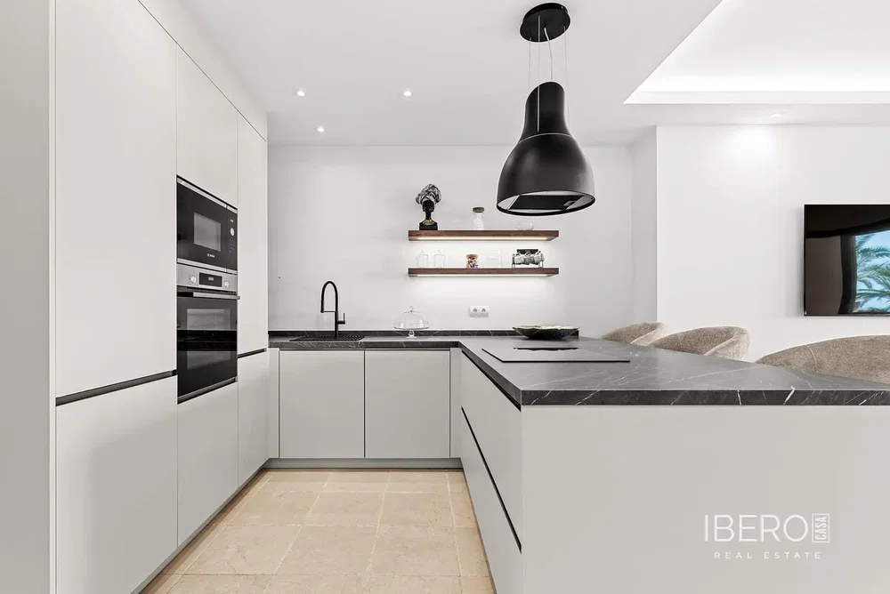 Cocina; electrodomésticos, suelo de baldosas, renovado, luz natural