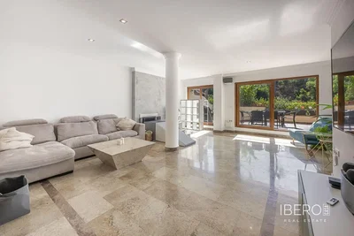 Salón; suelo de baldosas, luz natural, vista