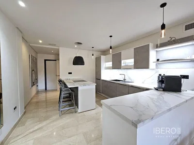 Keuken; keukenapparatuur, tegelvloer, natuurlijk licht, moderne stijl