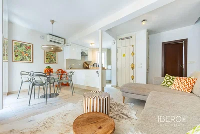 Salón; luz natural, estilo moderno, suelo de baldosas