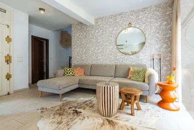 Salón; estilo moderno, suelo de madera, luz natural