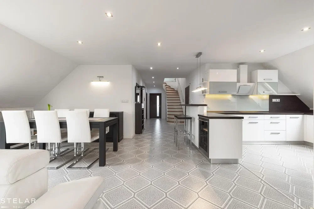 Küche; küchengeräte, fliesenboden, tageslicht, moderner stil, renoviert