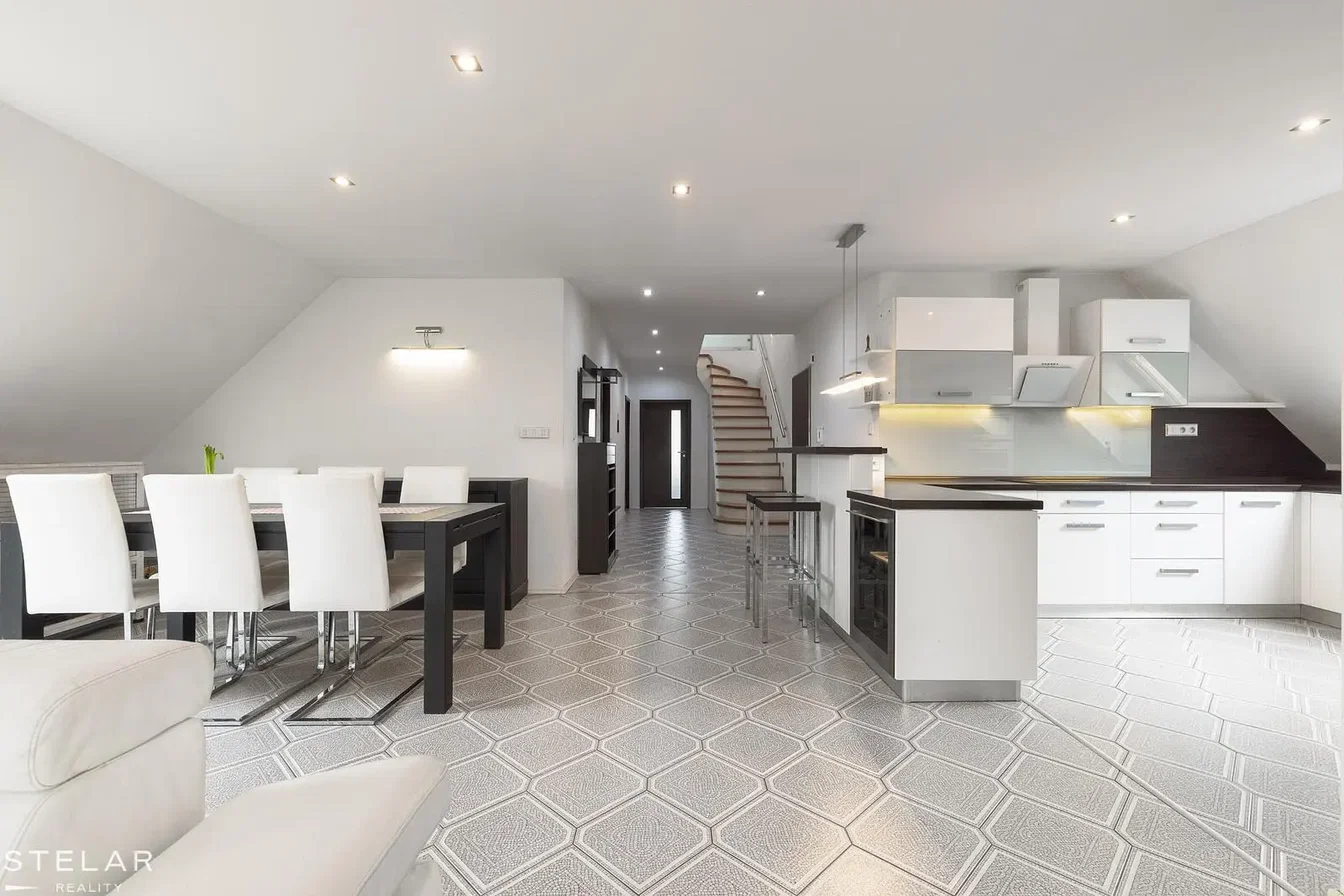 Küche; küchengeräte, fliesenboden, tageslicht, moderner stil, renoviert