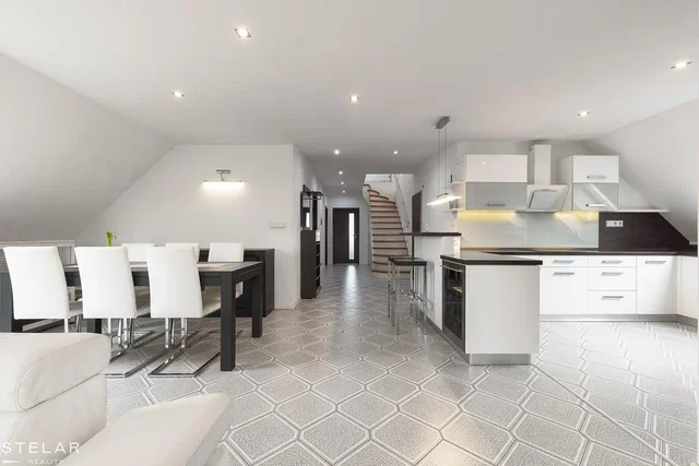Kuhinja; kuhinjski aparati, pločice, prirodno svjetlo, moderni stil, renoviran