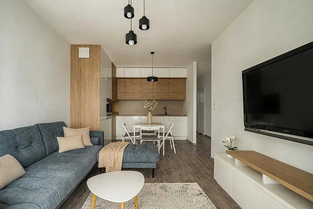 Obývací pokoj; přirozené světlo, moderní styl, dřevěná podlaha
