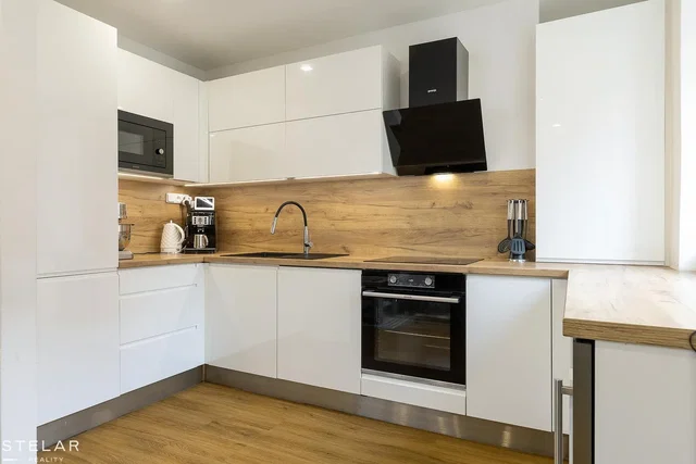 Cuisine; électroménager, parquet, rénové, lumière naturelle