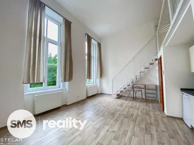Salon; światło dzienne, podłoga drewniana
