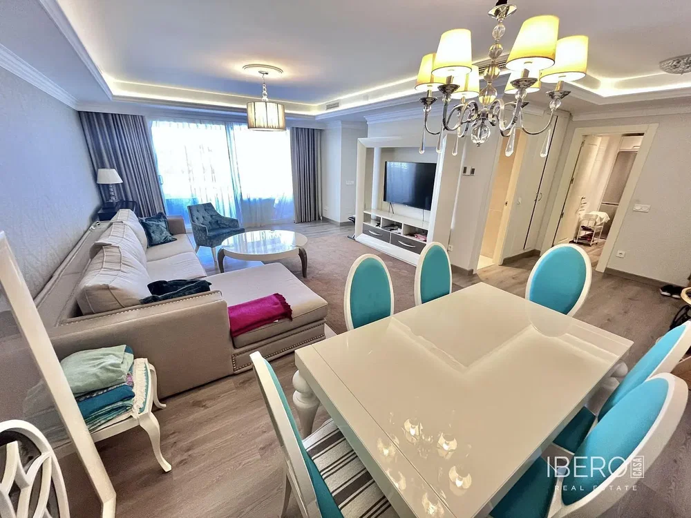 Oturma odası; doğal ışık, modern stil, ahşap zemin