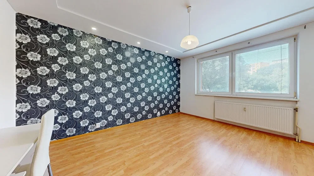 Salon; parquet, lumière naturelle, style moderne