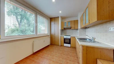 Cuisine; vue, électroménager, carrelage, lumière naturelle