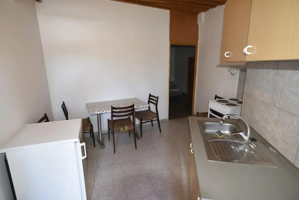 Kuhinja; pločice, kućanski aparati