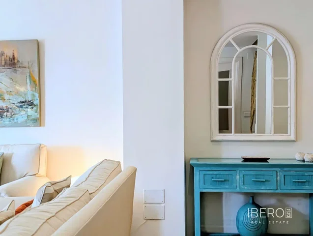 Sala de estar; estilo moderno, luz natural, chão de madeira