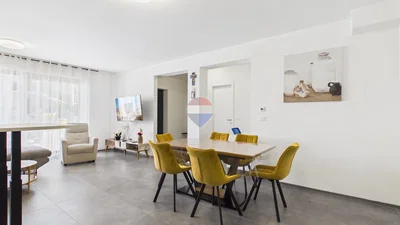 Salón; suelo de baldosas, luz natural, estilo moderno