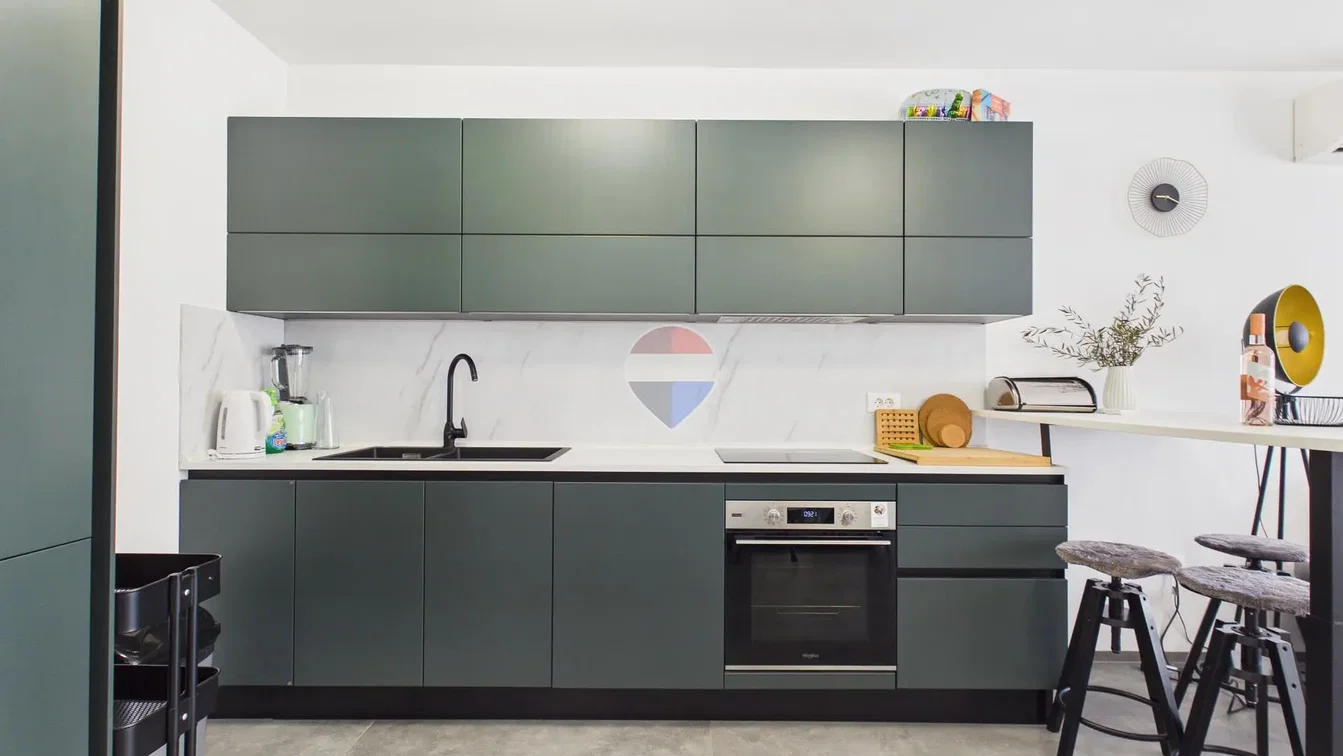 Cocina; electrodomésticos, suelo de baldosas, luz natural, estilo moderno