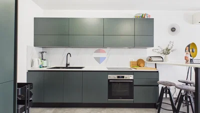 Cocina; electrodomésticos, suelo de baldosas, luz natural, estilo moderno