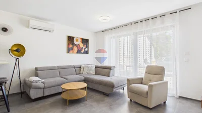 Salón; luz natural, suelo de baldosas, estilo moderno