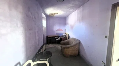 Ostale; potrebna renovacija, tmračna unutrašnjost