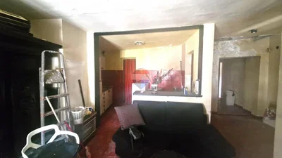 Dnevni boravak; potrebna renovacija, prirodna svjetlost
