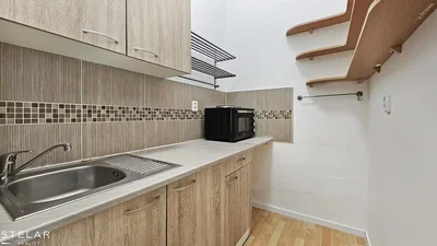 Cucina; elettrodomestici, pavimento in piastrelle, pavimento in legno