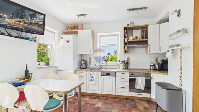 Kuhinja; kućanski aparati, prirodna svjetlost, moderan stil