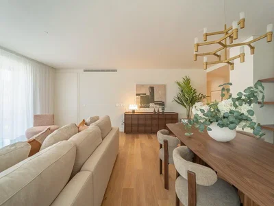 Living room; wood floor, natural light, modern style