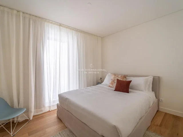 Slaapkamer; houten vloer, natuurlijk licht