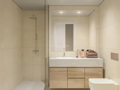 Banyo; fayans zemin, doğal ışık, tadilatlı