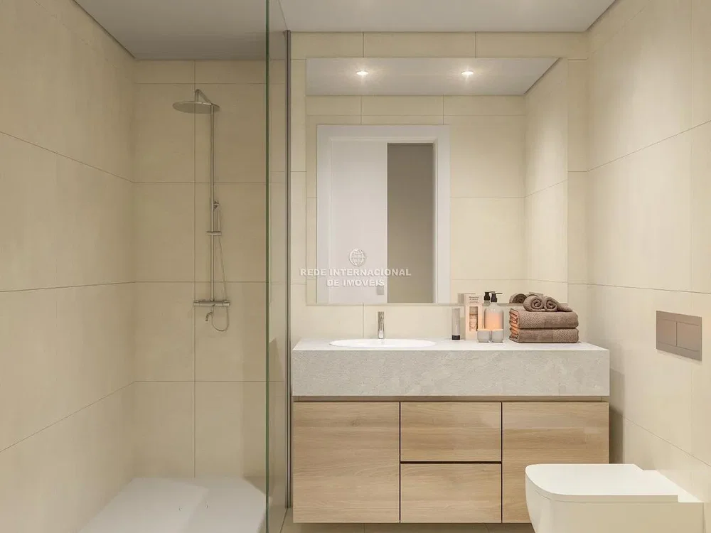 Banyo; fayans zemin, tadilatlı, doğal ışık