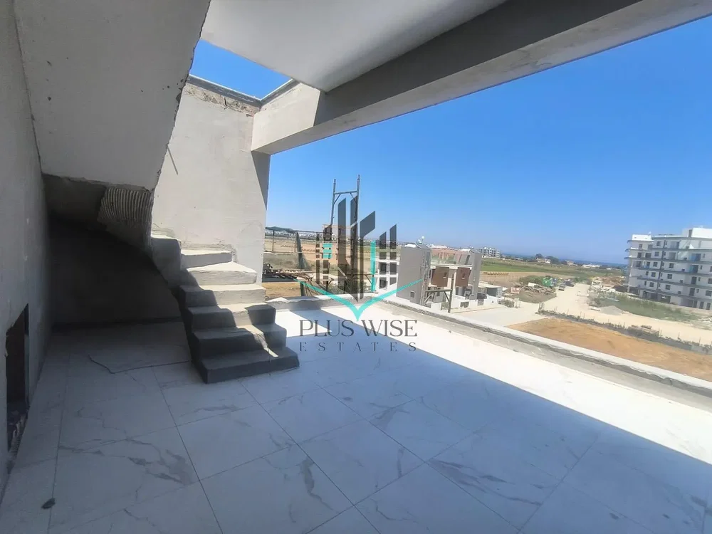 Balkon; talne ploščice, razgled, naravna svetloba