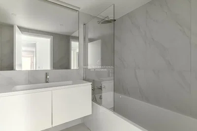 Salle de bain; rénové, carrelage, lumière naturelle