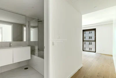 Salle de bain; parquet, lumière naturelle, rénové