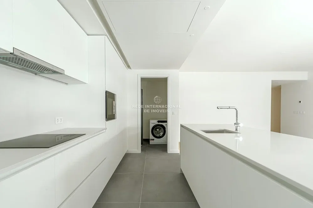 Cuisine; carrelage, électroménager, lumière naturelle, rénové