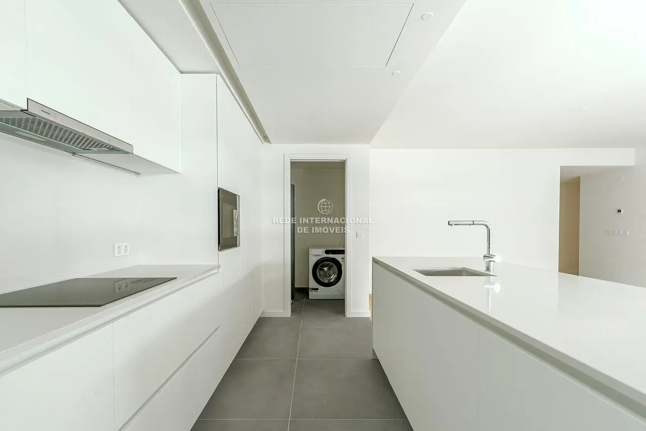 Cuisine; carrelage, électroménager, lumière naturelle, rénové