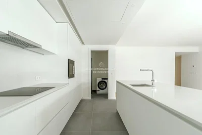 Cuisine; carrelage, électroménager, lumière naturelle, rénové