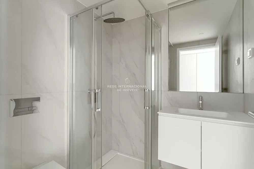 Salle de bain; carrelage, rénové, lumière naturelle