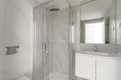 Salle de bain; carrelage, rénové, lumière naturelle