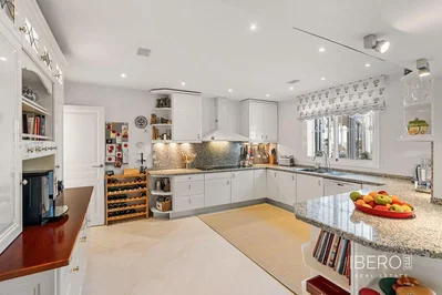 Cozinha; eletrodomésticos, chão de madeira, chão de azulejo, luz natural, estilo moderno, renovado