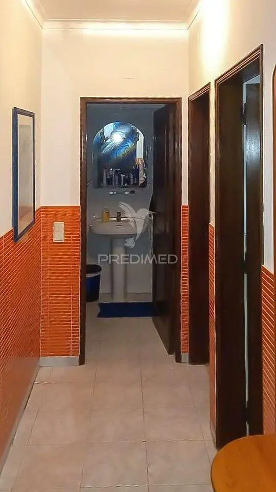 Vestiário; chão de azulejo, precisa de renovação