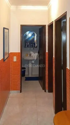 Vestiário; chão de azulejo, precisa de renovação