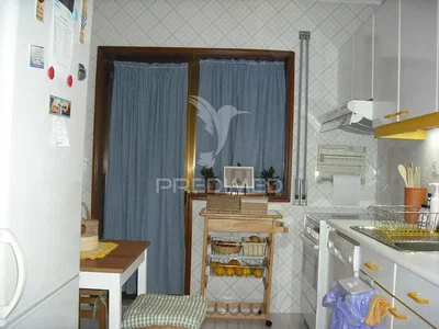Cucina; elettrodomestici, pavimento in piastrelle, luce naturale
